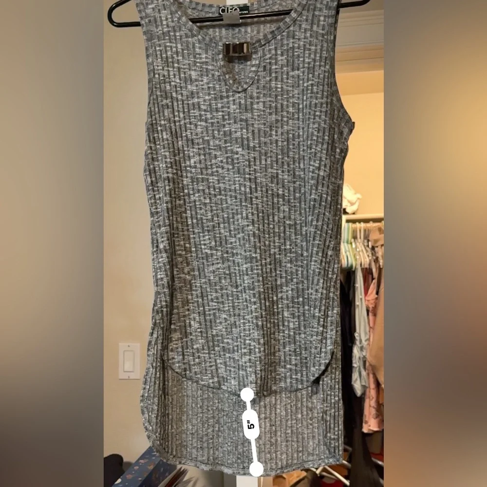 Gray Ribbed Key Hole Tank - Picture 4 of 9